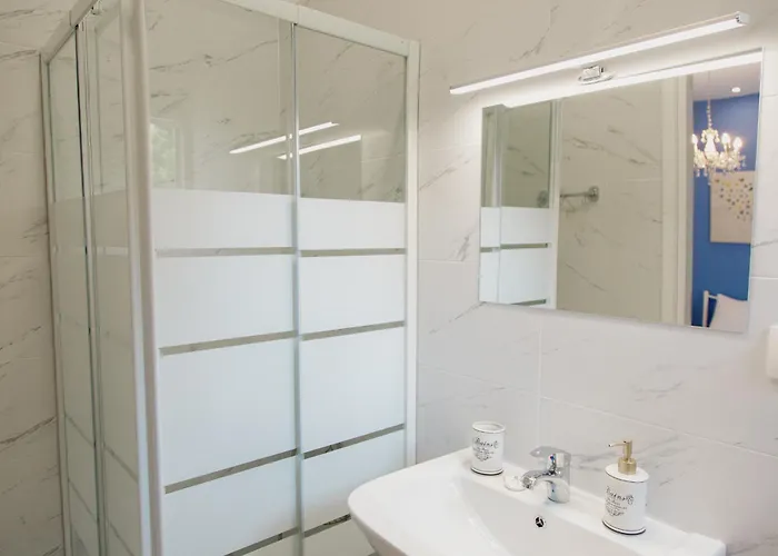 Апартаменты Iris Garden Retreat