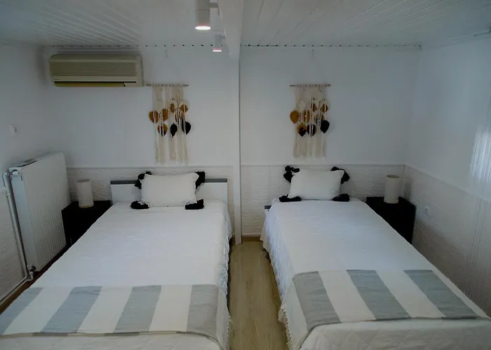 Апартаменты Iris Garden Retreat *