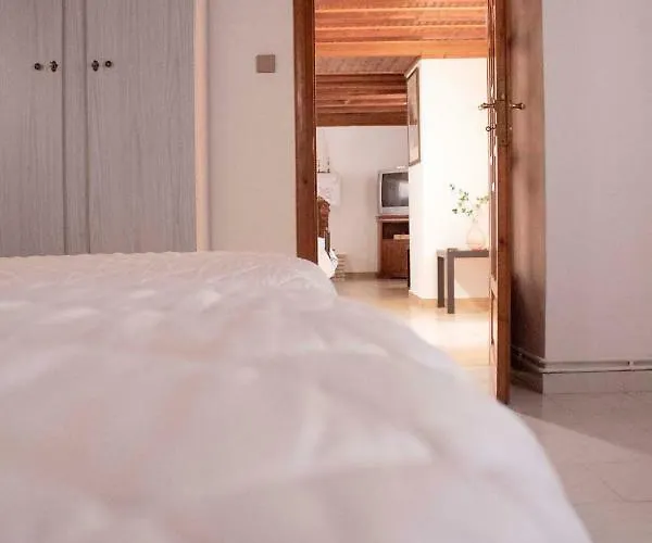 Апартаменты Iris Garden Retreat *